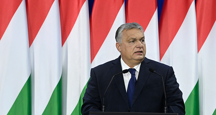 Orban framför ungerska flaggor.