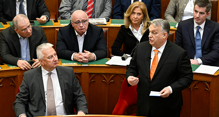 En bild från Ungerns riksdag. Orban pratar.