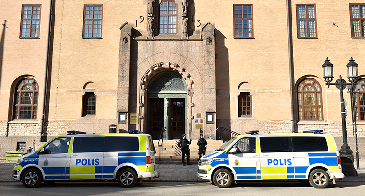 Entren till rådhuset i Stockholm. Två polisbilar står framför.