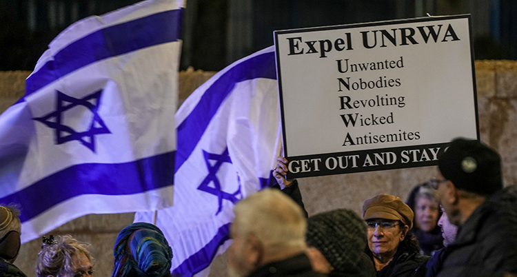 Folk på gatan med Israels flagga. – Kasta ut Unwra står det på skylten.