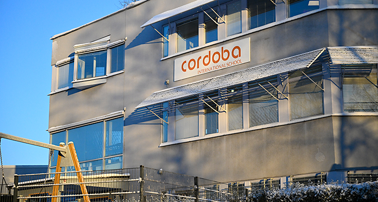 Det är vinter. Vi ser utsidan av skolan som heter Cordoba.
