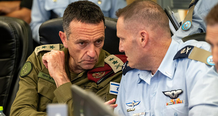 Två män i uniform pratar med varandra.