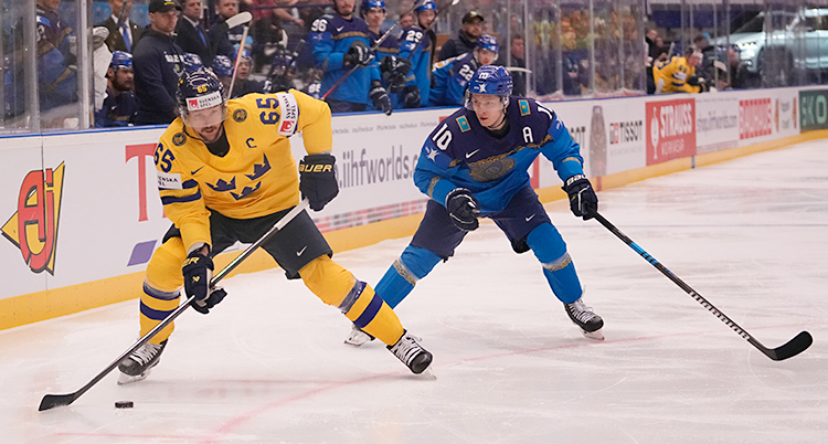 Från en match i ishockey. Den svenska spelaren Erik Karlsson åker med pucken.