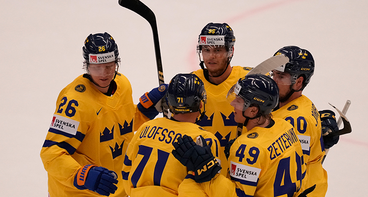 Svenska spelare klappar om varandra.