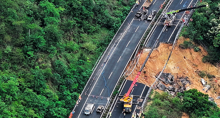 En bild från luften som visar en motorväg som gått sönder av ett ras.
