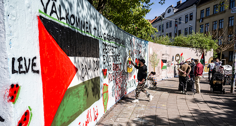 En vägg som folk har målat. Palestiniernas flagga syns i rött, svart, vitt och grönt.