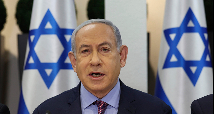 Netanyahu har kort grått hår och kostym.