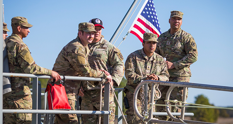 Amerikanska soldater framför en flagga.