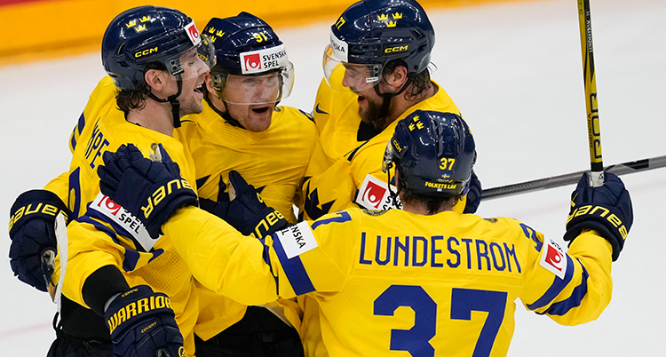 Flera spelare i Sveriges lag kramar om varandra.