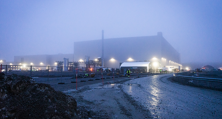 En stor fabrik. Det är dimmigt och regnigt.