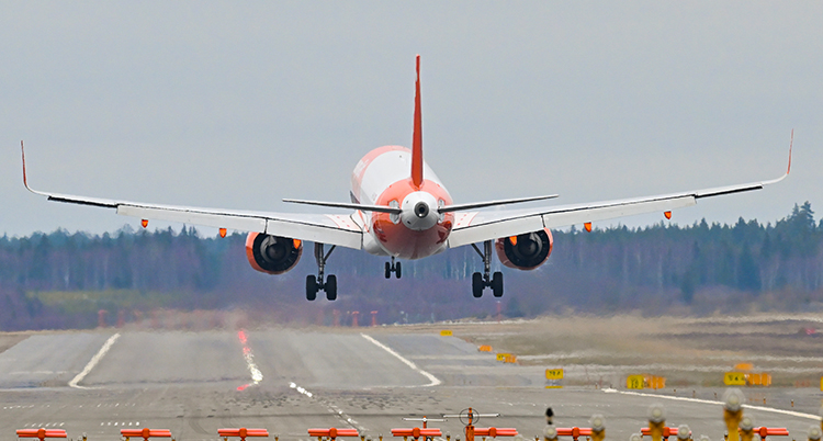 Ett flygplan på väg att landa på en bana.