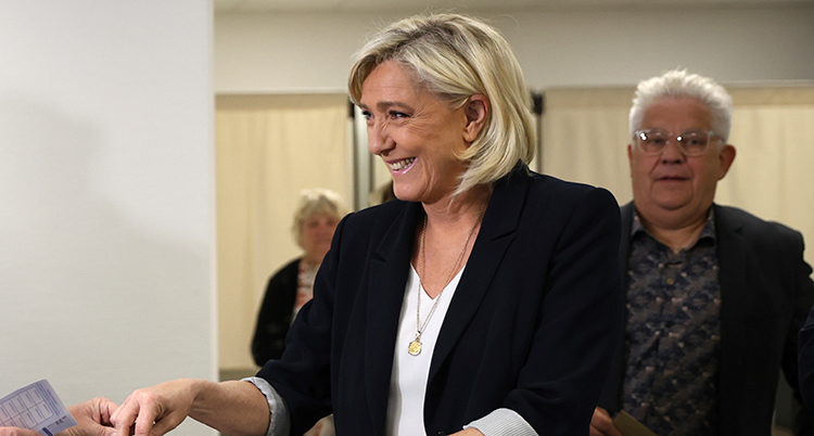 Närbild på Le Pen som skrattar.