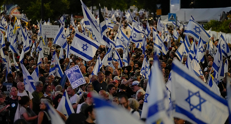 Massor av människor med israeliska flaggor.