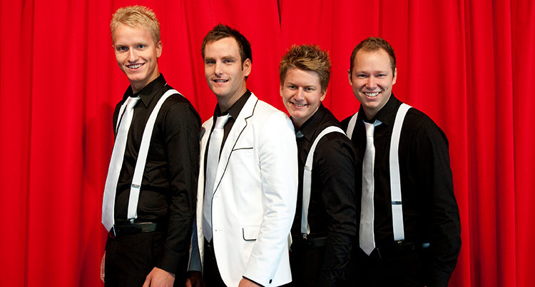 En gruppbild med fyra män i svarta och vita kläder.