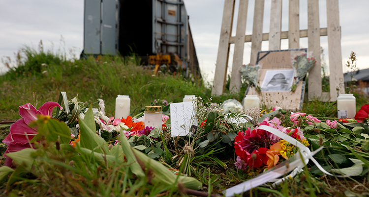 Ljus och blommor vid platsen där flickan dog.