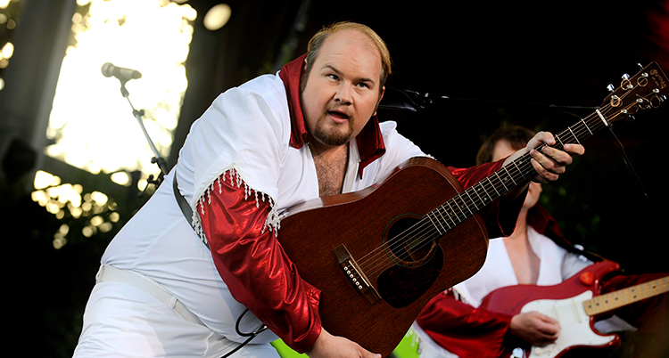 Larsson med en gitarr.