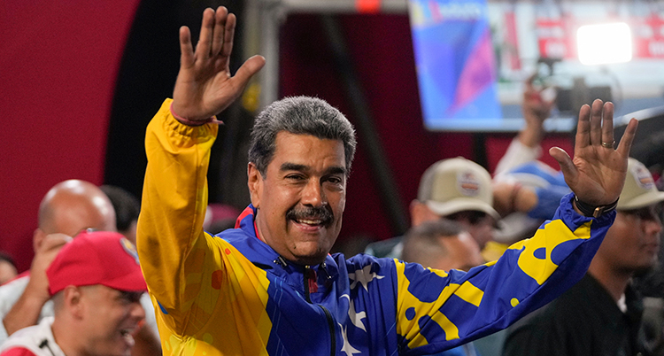 Maduro vinkar till folk.