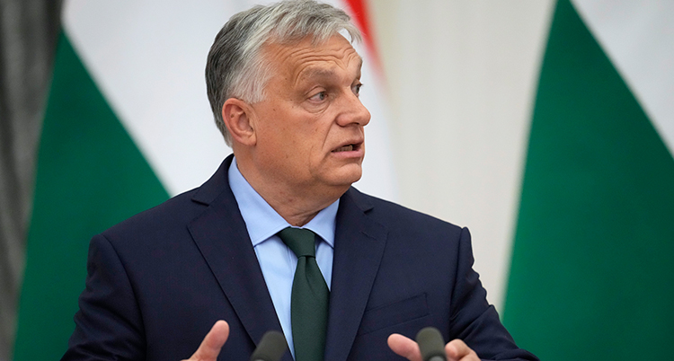 Orban pratar och tittar åt sidan.