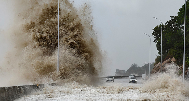 En stor våg slår in över en väg i Taiwan.