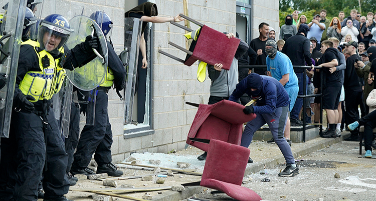 Poliser är på väg att stoppa folk som slår sönder möbler.