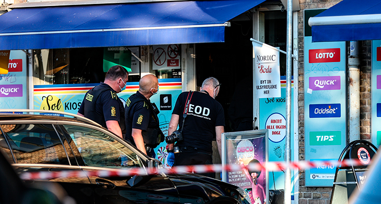 Röd och vit tejp spärrar av en blå kiosk.