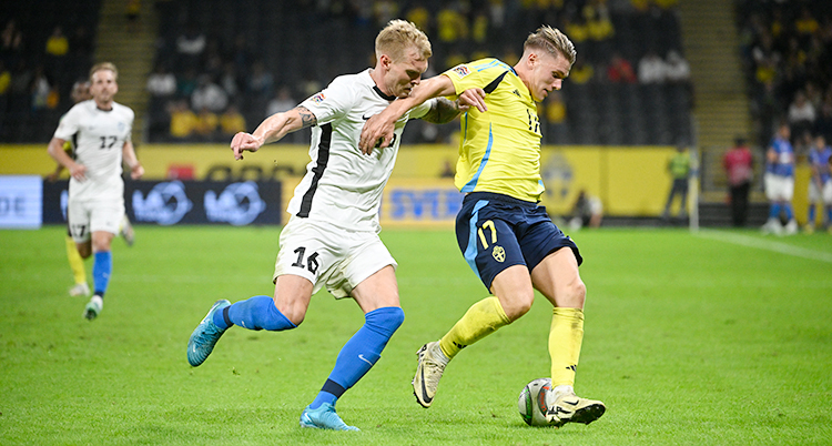 Två spelare som kämpar om bollen i en match i fotboll.