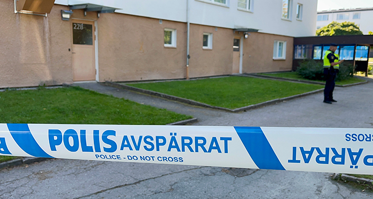 Tejp som det står polis på har spärrat av ett hus med lägenheter.