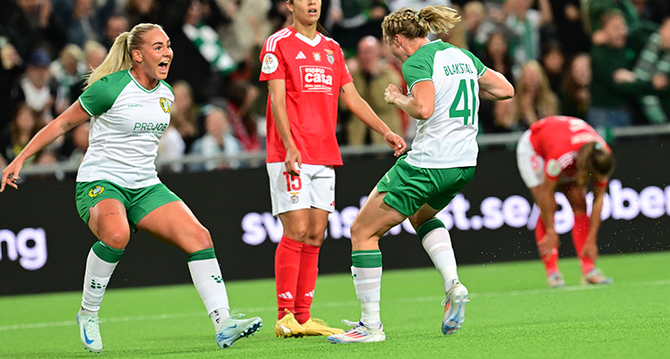 De skriker och jublar mot varandra på planen. I bakgrunden syns en spelare från Benfica.