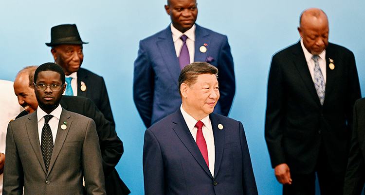 Flera män i kostymer står på två rader. Xi Jinping ler.