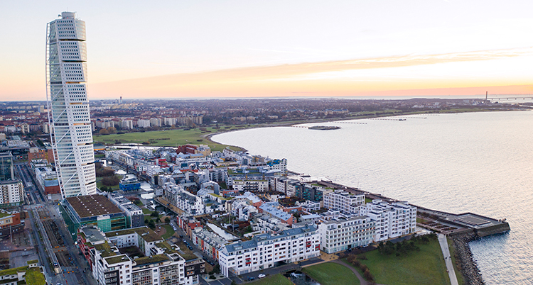 En flygbild över en del av Malmö med det höga tornet Turning Torso.