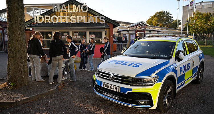 En polisbil står utanför ingången till Malmö Idrottsplats.