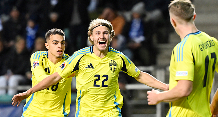 Från en match i fotboll. Sebastian Nanasi är glad. Han har gjort mål. Två andra spelare vill fira med honom.