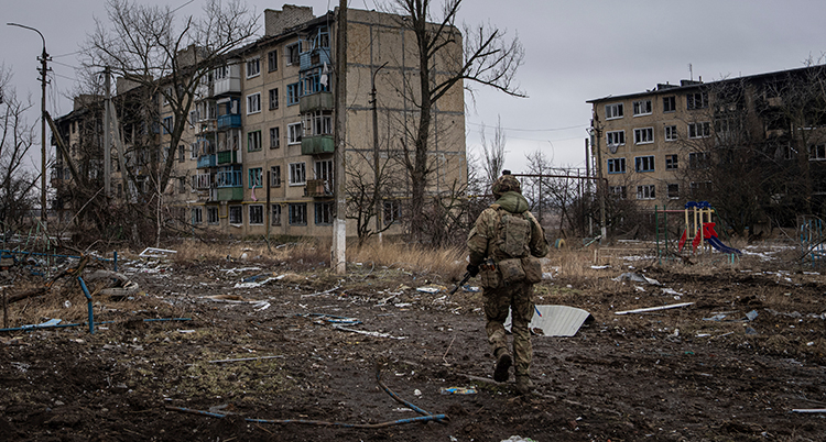 En ensam soldat går bland övergivna hus.