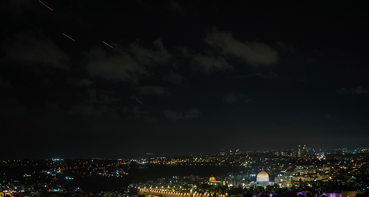 Små ljusa strimmor i den nattsvarta luften över staden Jerusalem.