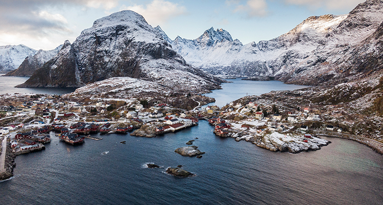 Bild tagen från luften över havet, vikar och berg i Lofoten.