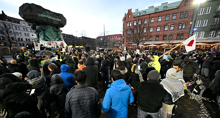 Massor av människor står på torget.