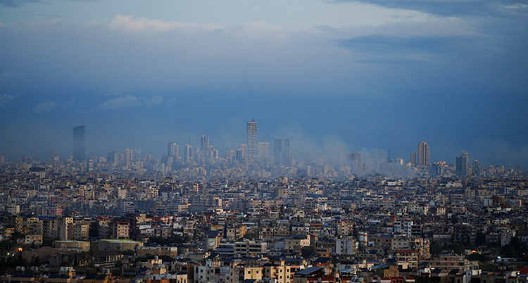 En bild på staden Beirut. Rök stiger mot himlen en bit bort.