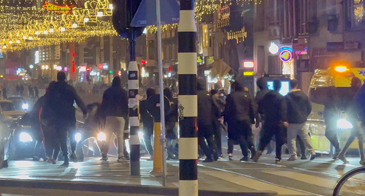 Svartklädda personer på gatan.