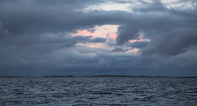 En molnig himmel och ett mörkt hav.