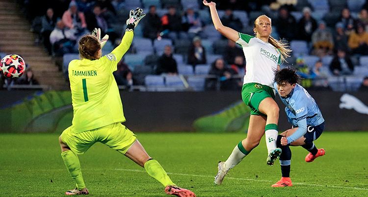 En spelare verkar ha nickat bollen förbi Hammarbys målvakt. En försvarare i Hammarby försöker stoppa spelaren.