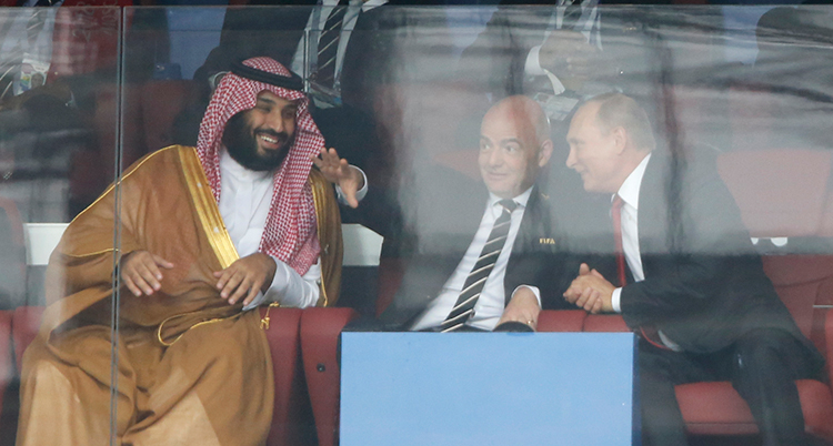 Bin Salman, Fifas ledare och Putin skrattar tillsammans.