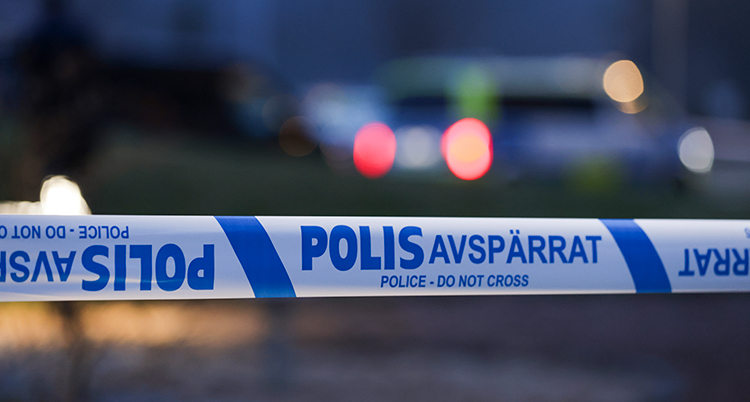 Poliserna har satt upp ett band som spärrar av.