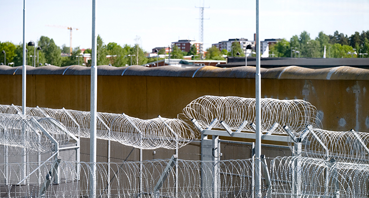 Staket och taggtråd runt fängelset.