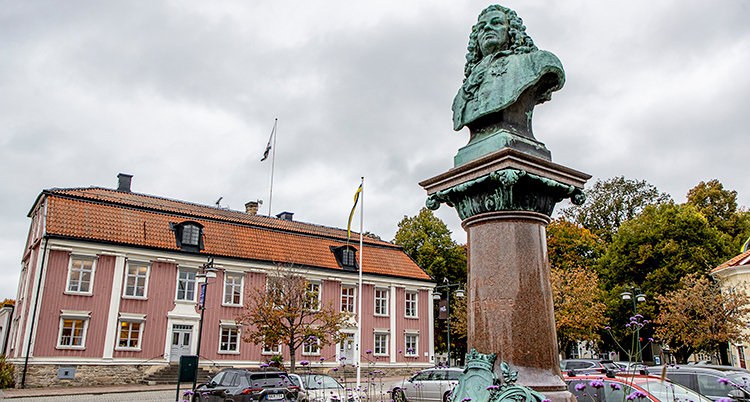 Ett stort rosa hus. Framför syns en staty och en parkering.