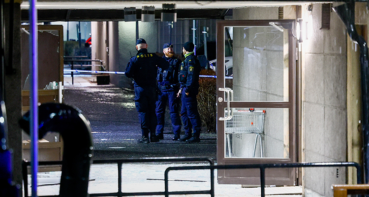 Poliser står utanför huset