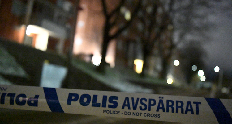 Polisernas tejp på nära håll framför huset.