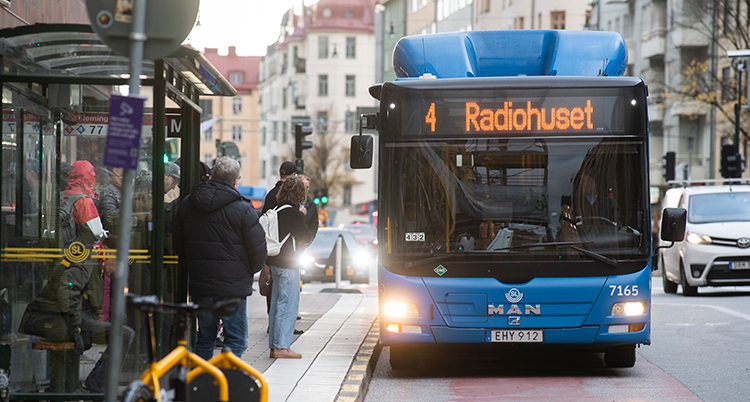 En buss vid en busshållplats.