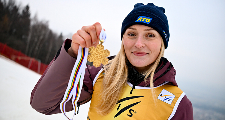 Ebba Årsjö håller en medalj i handen.