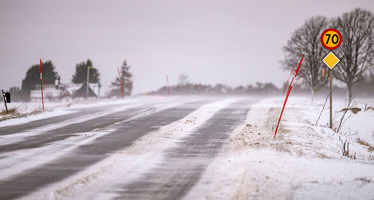 Väg med snö och is.