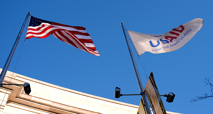 En amerikansk flagga och en flagga med vit botten där det står USAID på.